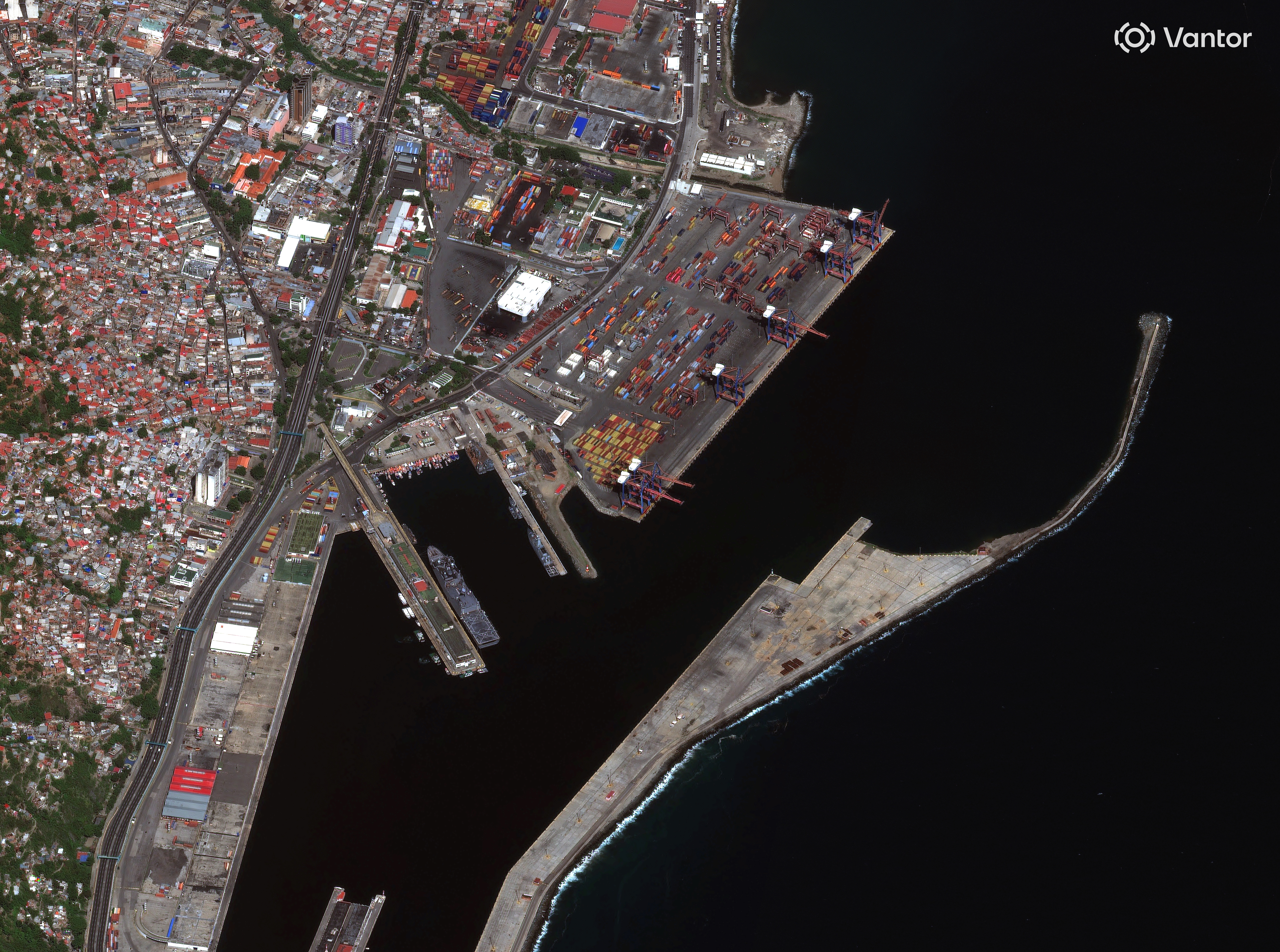 Puerto de La Guaira y buque USS Fort Lauderdale